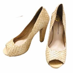 House of Harlow 1960 Pearl sand peep toe heels